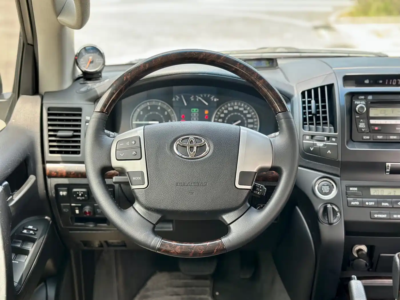 Toyota Land Cruiser (Import) 2015 4.0L V6 Middle East Limited Edition фото 15