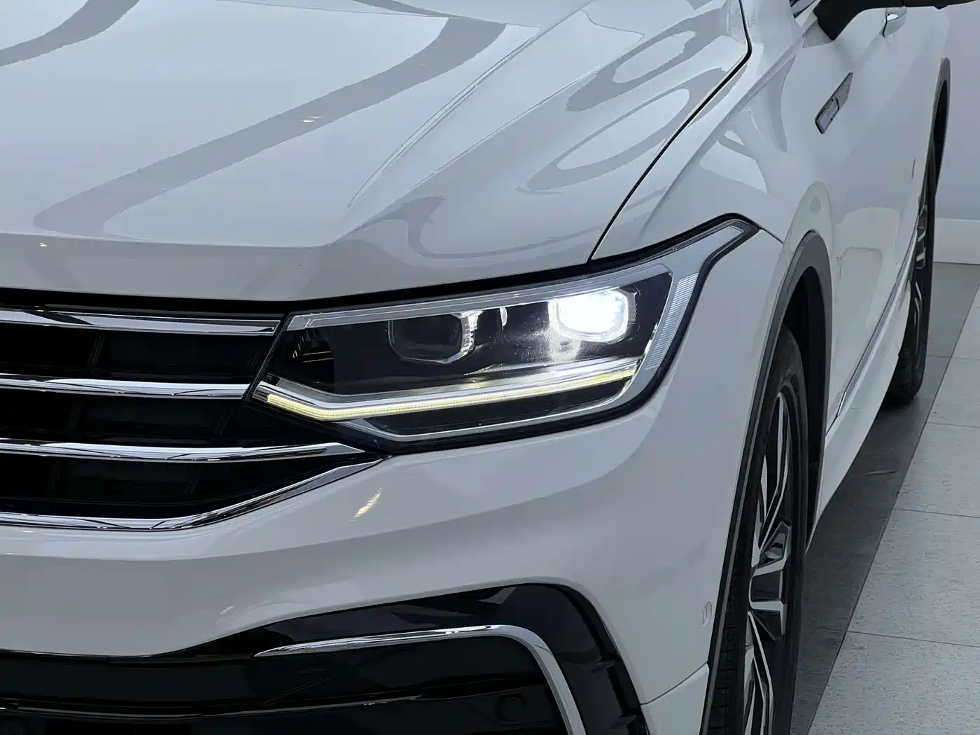Volkswagen Tiguan L 2022 330TSI Auto 2WD R-Line Premium Edition фото 8