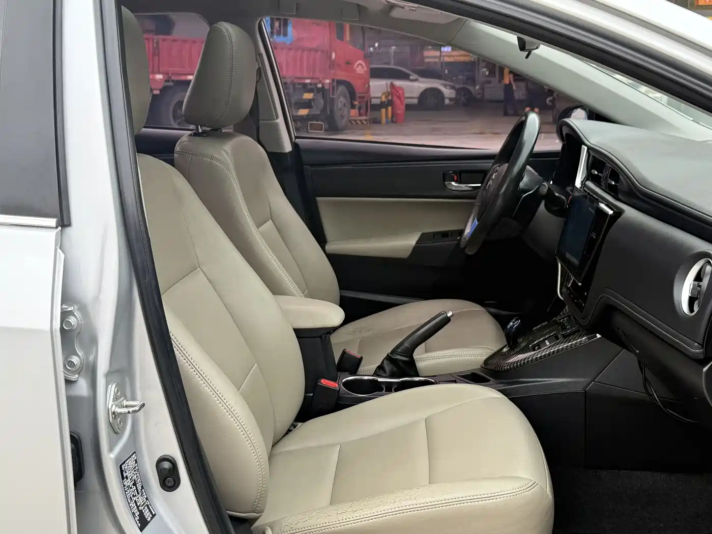 Toyota Corolla 2017 Facelift Hybrid 1.8L E-CVT Leading Edition фото 15