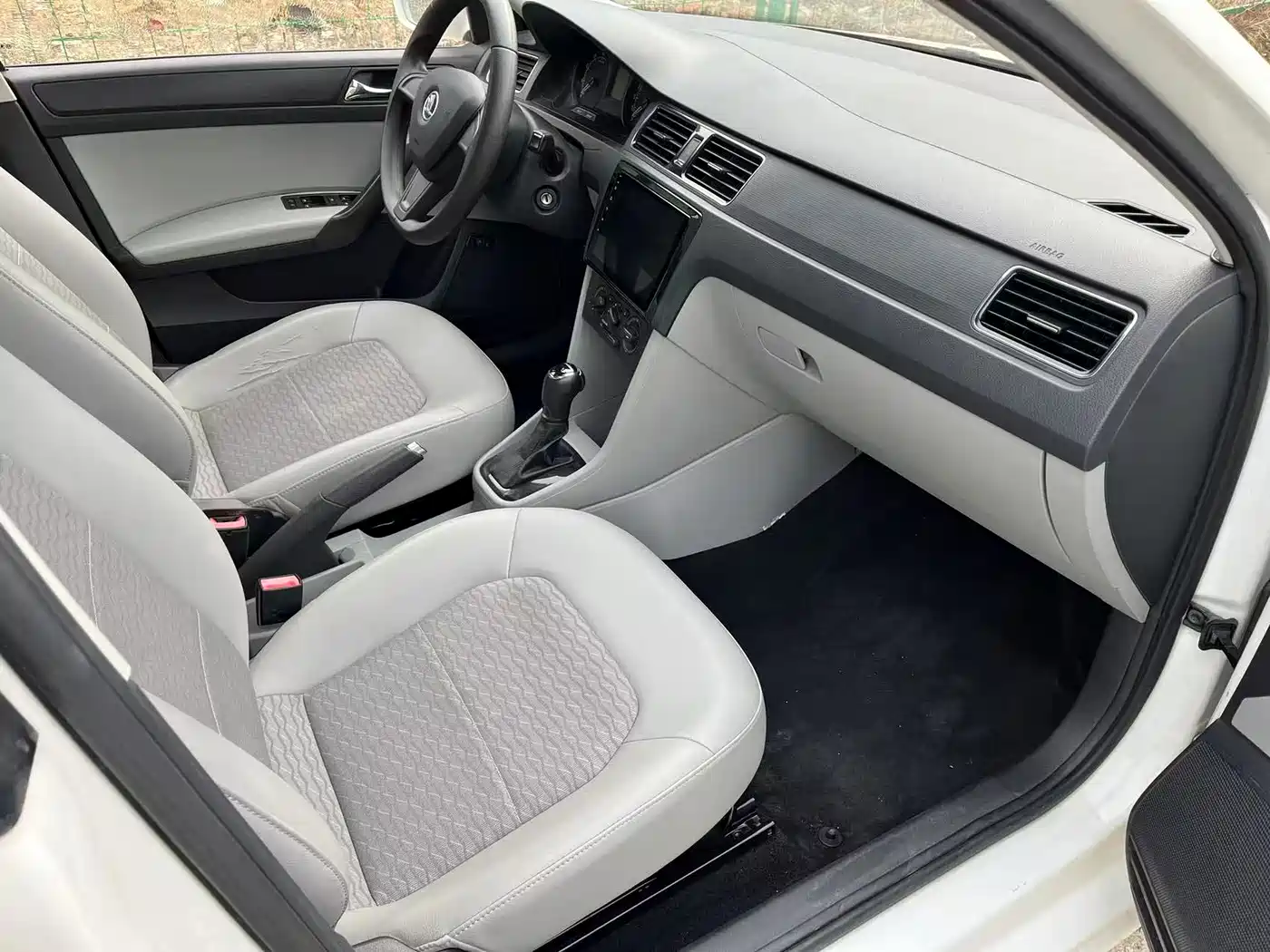 Škoda Rapid 2016 1.6L Automatic Pioneer Edition фото 7