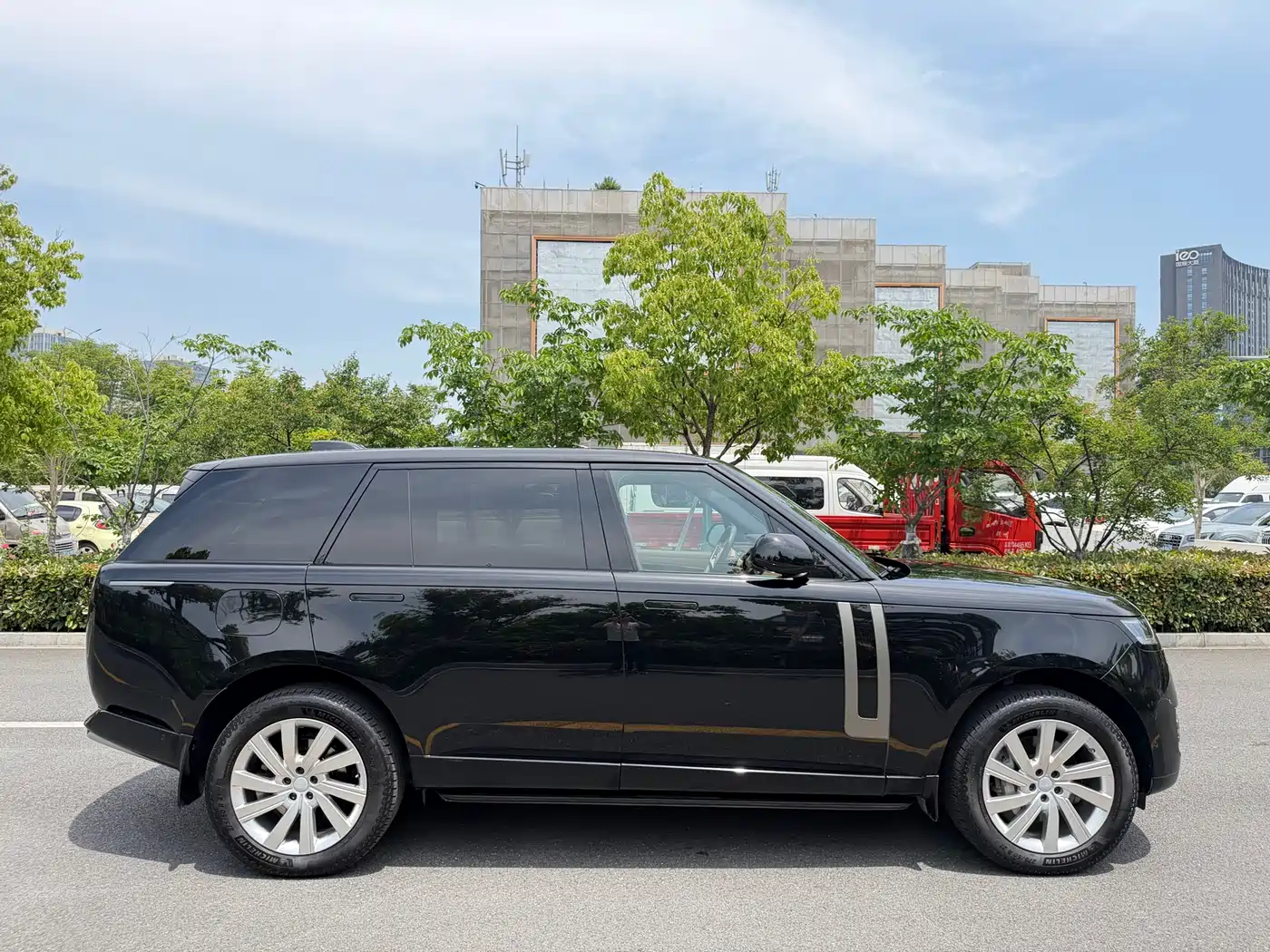 Land Rover Range Rover 2024 3.0 L6 400PS Golden Age Extended 7-Seater фото 4