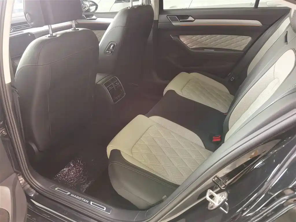 Volkswagen Magotan 2023 Model 2 Million Commemorative Edition 330TSI DSG Luxury фото 18
