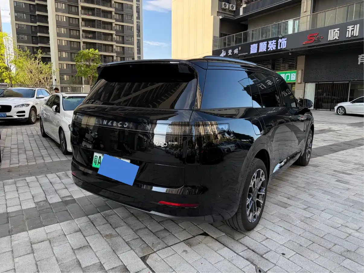 Photo 2 - Lynk & Co 900