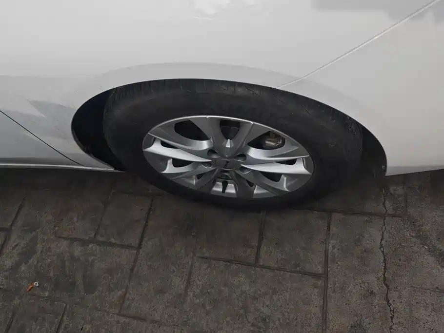 Фото 6 - Roewe i5