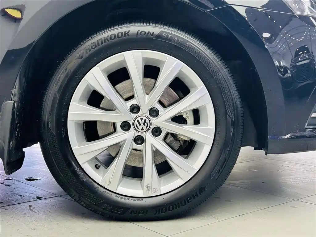 Volkswagen Lavida 2017 1.6L Automatic Comfort Edition фото 10