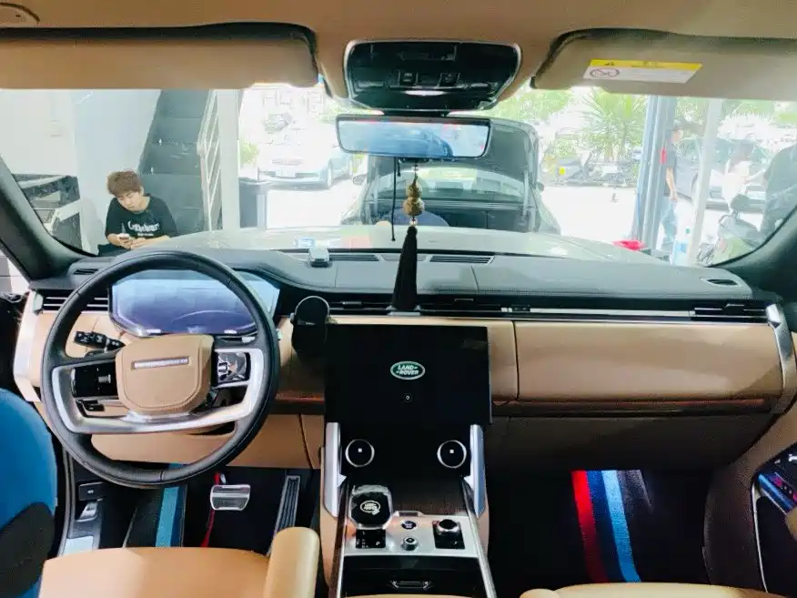 Land Rover Range Rover 2023 3.0 L6 400PS Golden Age 7-Seater Long Wheelbase фото 3