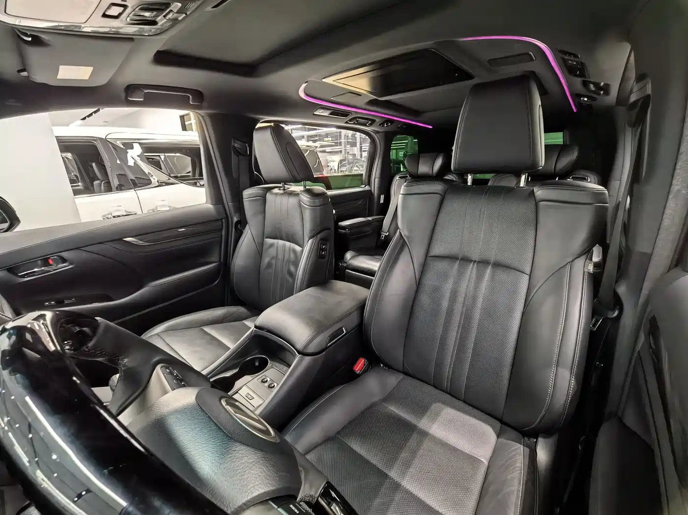 Lexus LM 2020 300h Seven-Seater Elegance Edition фото 12