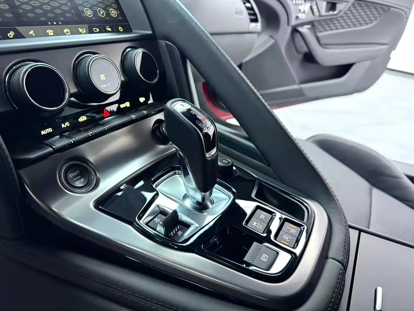 Jaguar F-TYPE 2024 P300 75th Anniversary Collector's Hardtop Edition фото 8