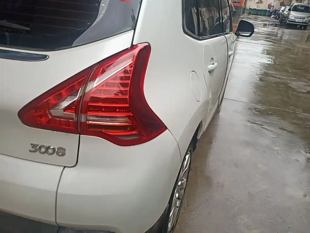 Peugeot 3008 2015 2.0L Automatic Classic Edition фото 8