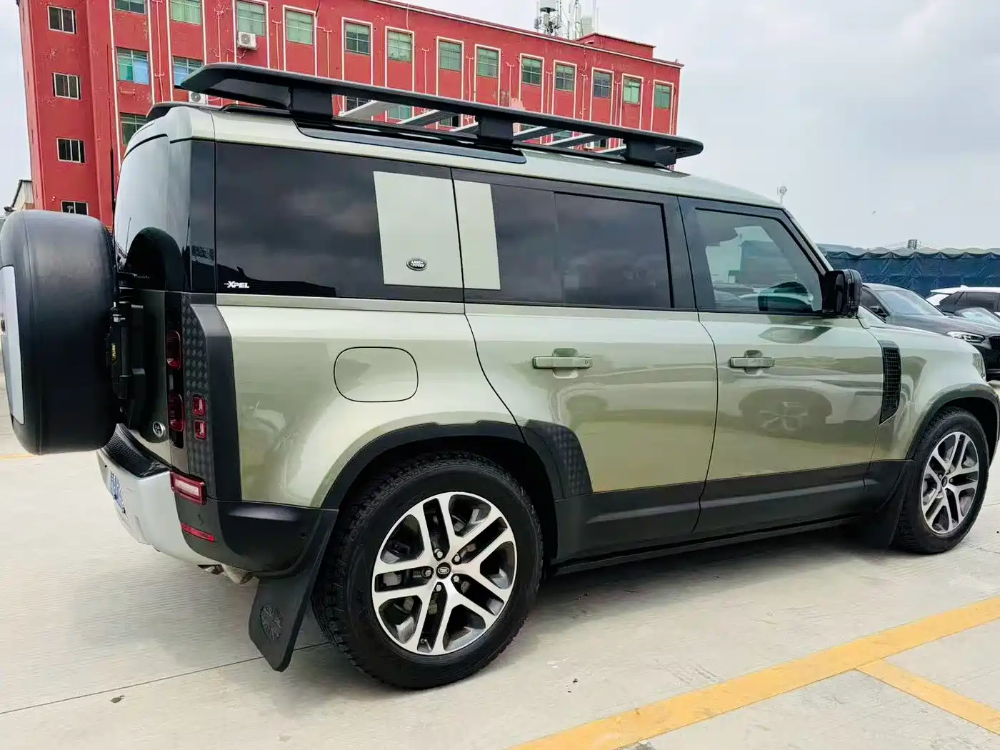 Land Rover Defender 2020 110 P400 Dark Special Edition фото 7