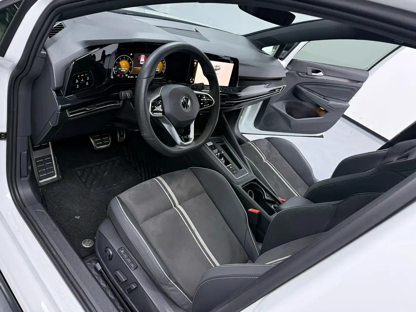 Volkswagen Golf 2023 Facelift 280TSI DSG R-Line фото 3