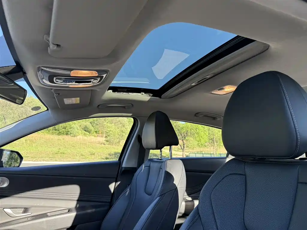 Hyundai Elantra 2023 1.5L CVT TOP Flagship Edition фото 14