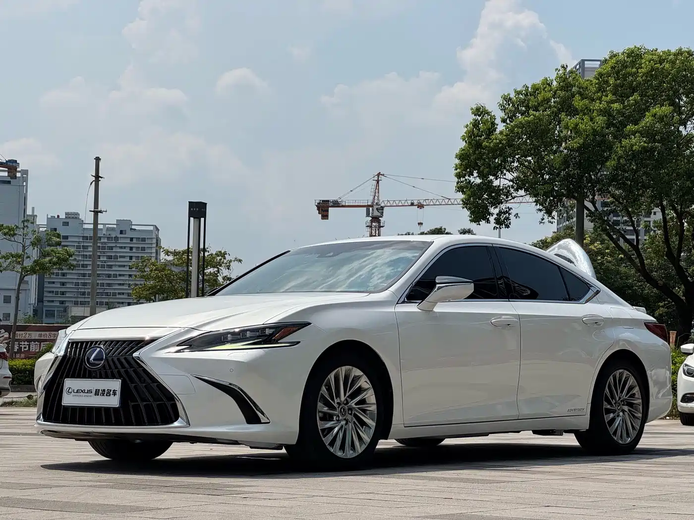 Фото 1 - Lexus ES