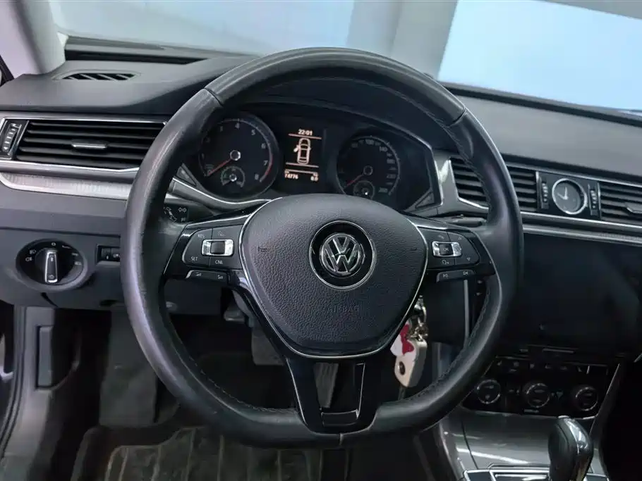 Volkswagen Passat 2016 330TSI DSG Honor Edition фото 15