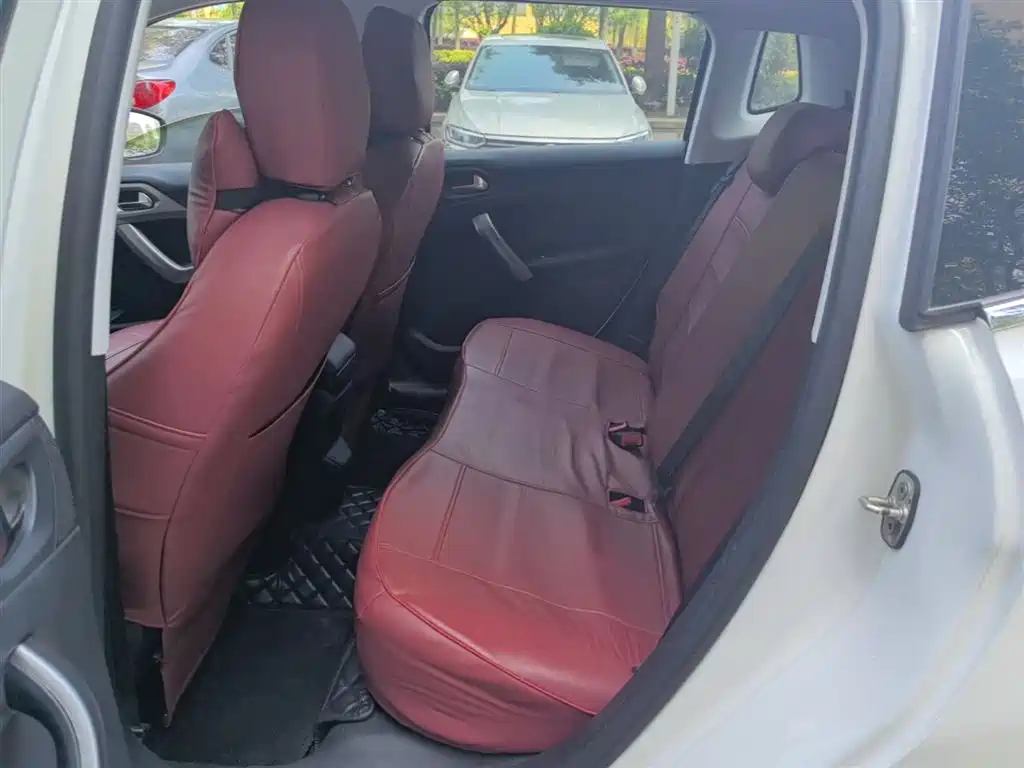 Peugeot 2008 2015 1.6L Automatic Cool Edition фото 17
