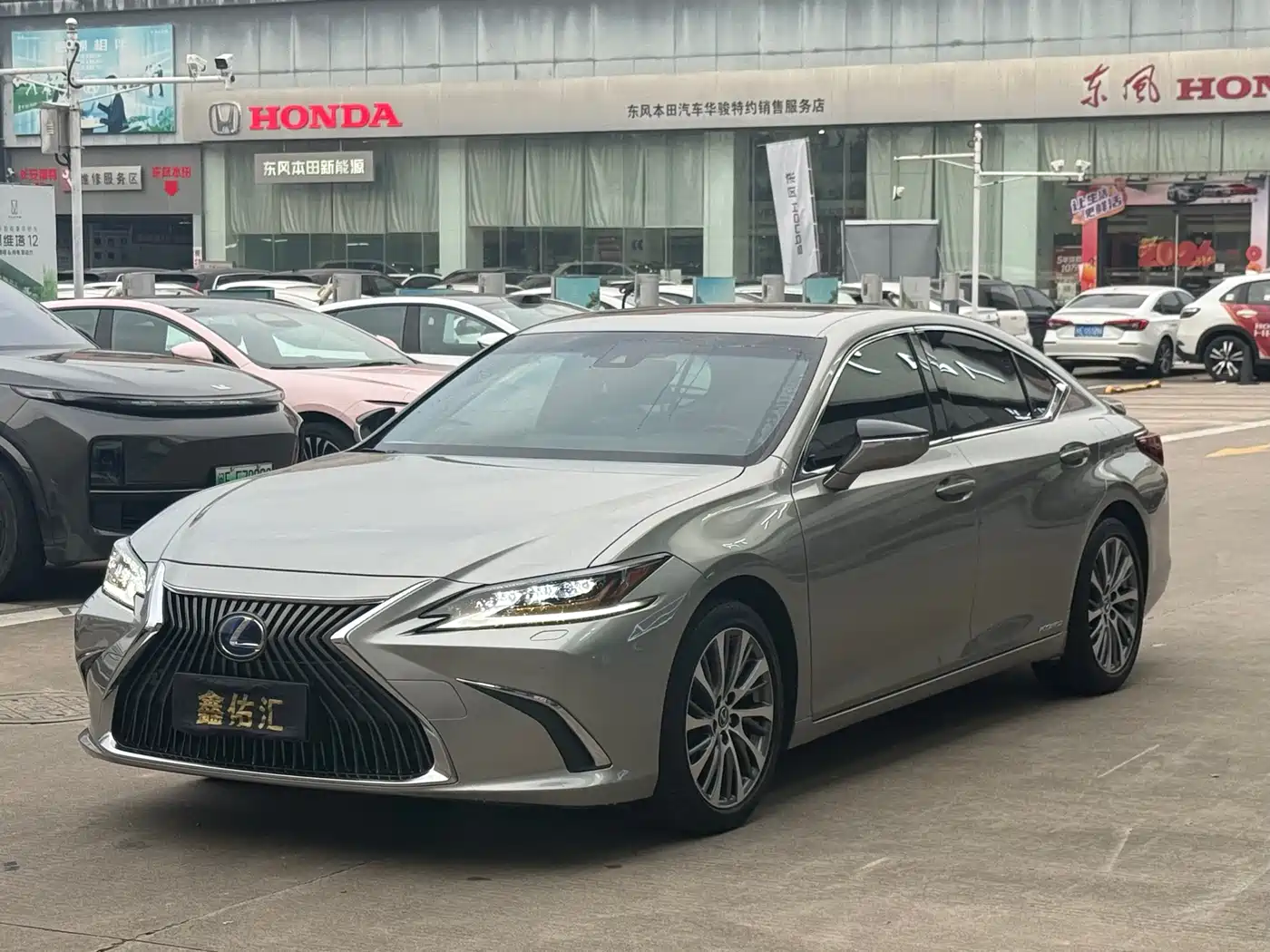 Lexus ES 2018 300h Premium Edition China V фото 3