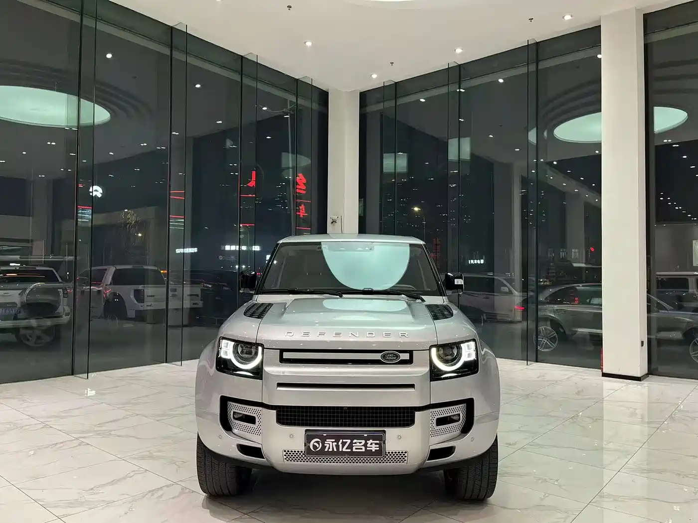 Land Rover Defender 2022 Model 90 3.0T P400 XS фото 2