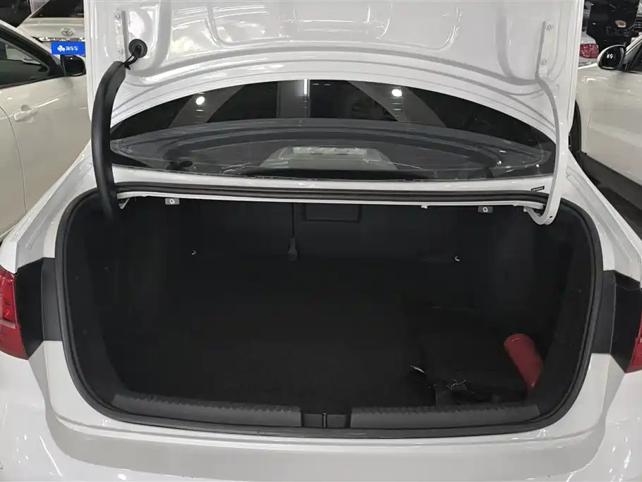 Volkswagen Sagitar 2015 230TSI Automatic Comfort фото 4