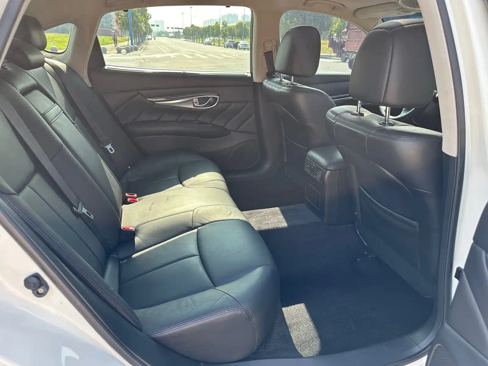 Photo 16 - Infiniti Q70