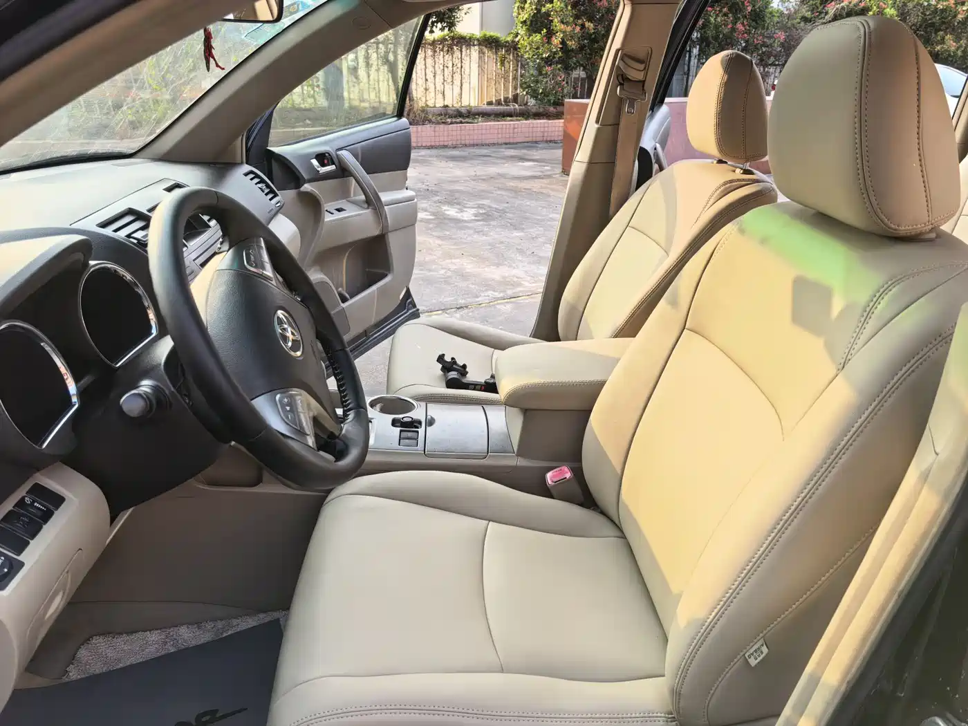 Toyota Highlander 2011 2.7L 2WD 7-seat Luxury фото 14
