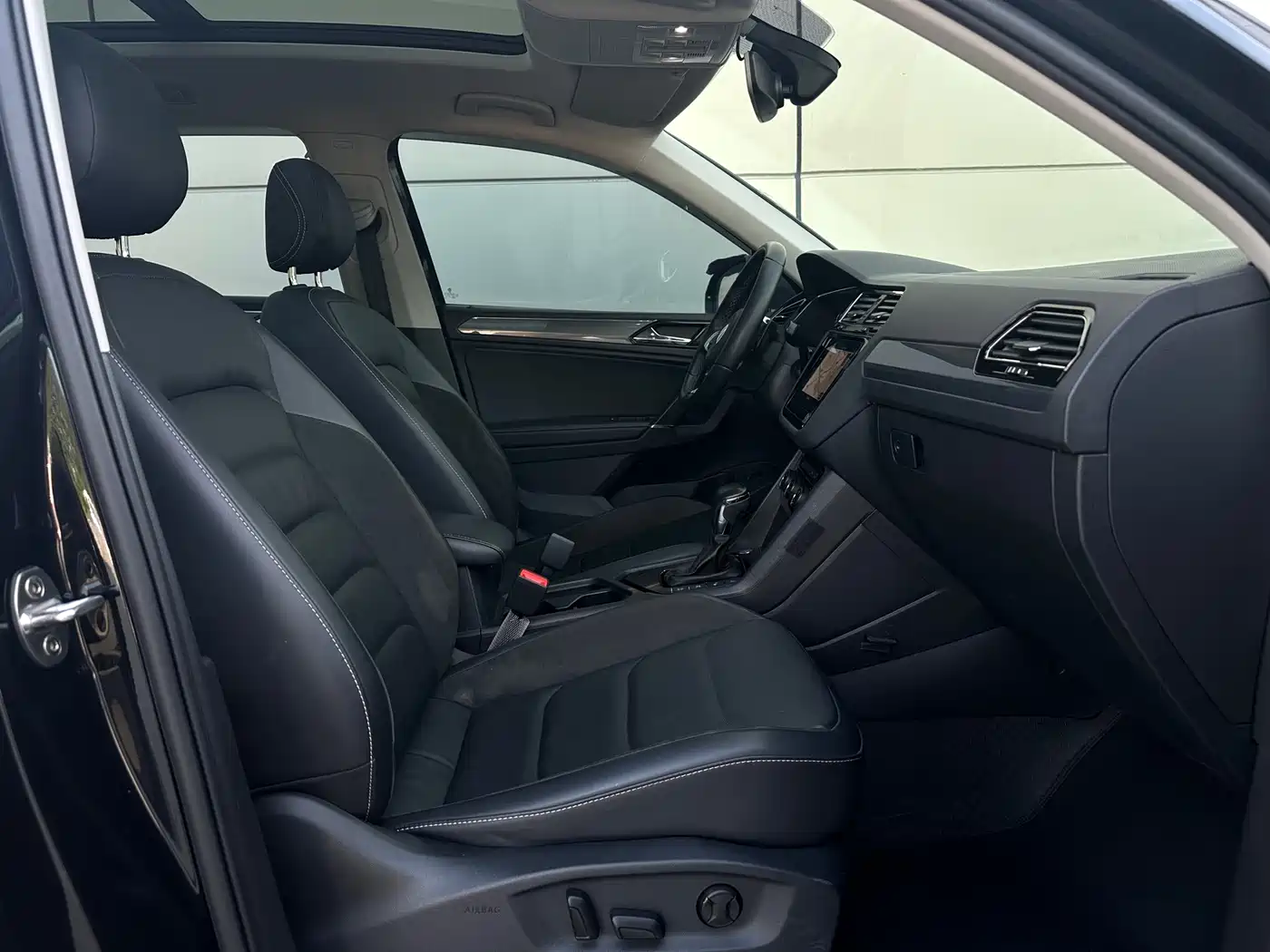 Volkswagen Tiguan L 2021 330TSI Automatic 2WD R-Line Premium фото 16