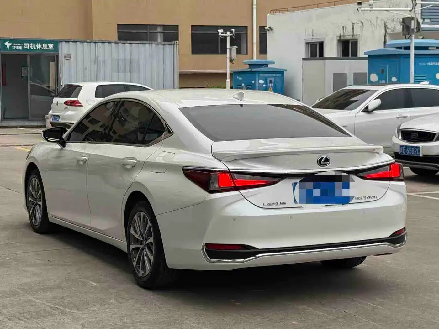 Lexus ES 2022 300h Excellence Edition фото 9