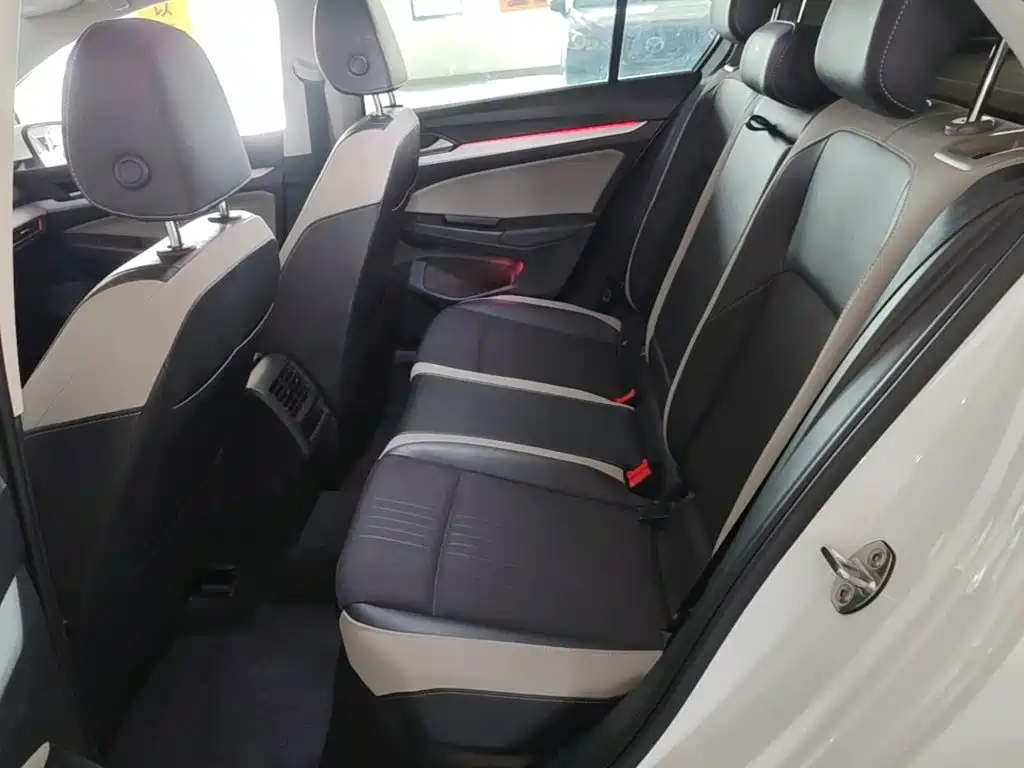 Photo 17 - Volkswagen Golf