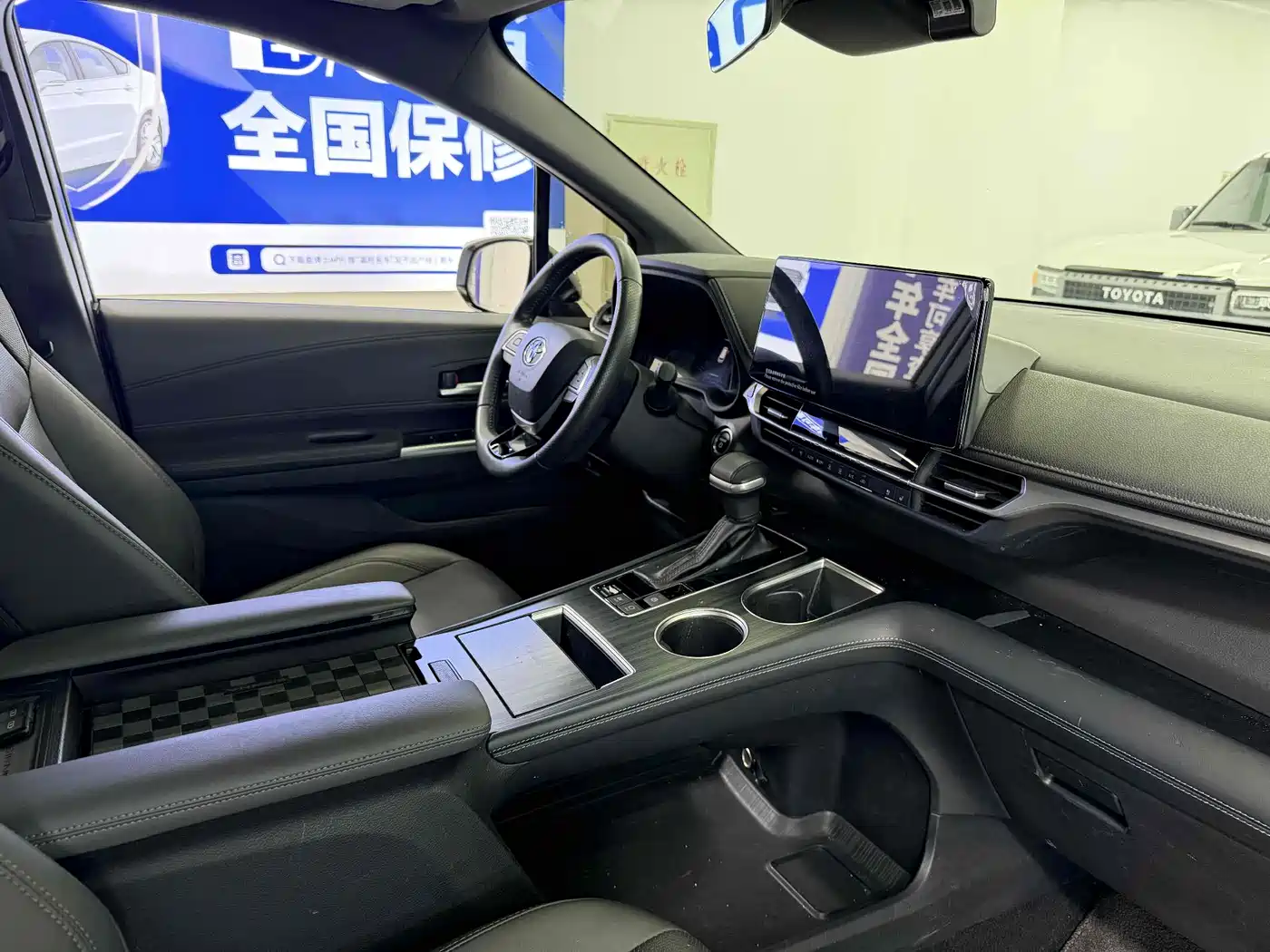 Toyota Sienna 2024 2.5L Hybrid 4WD Premium Edition фото 11