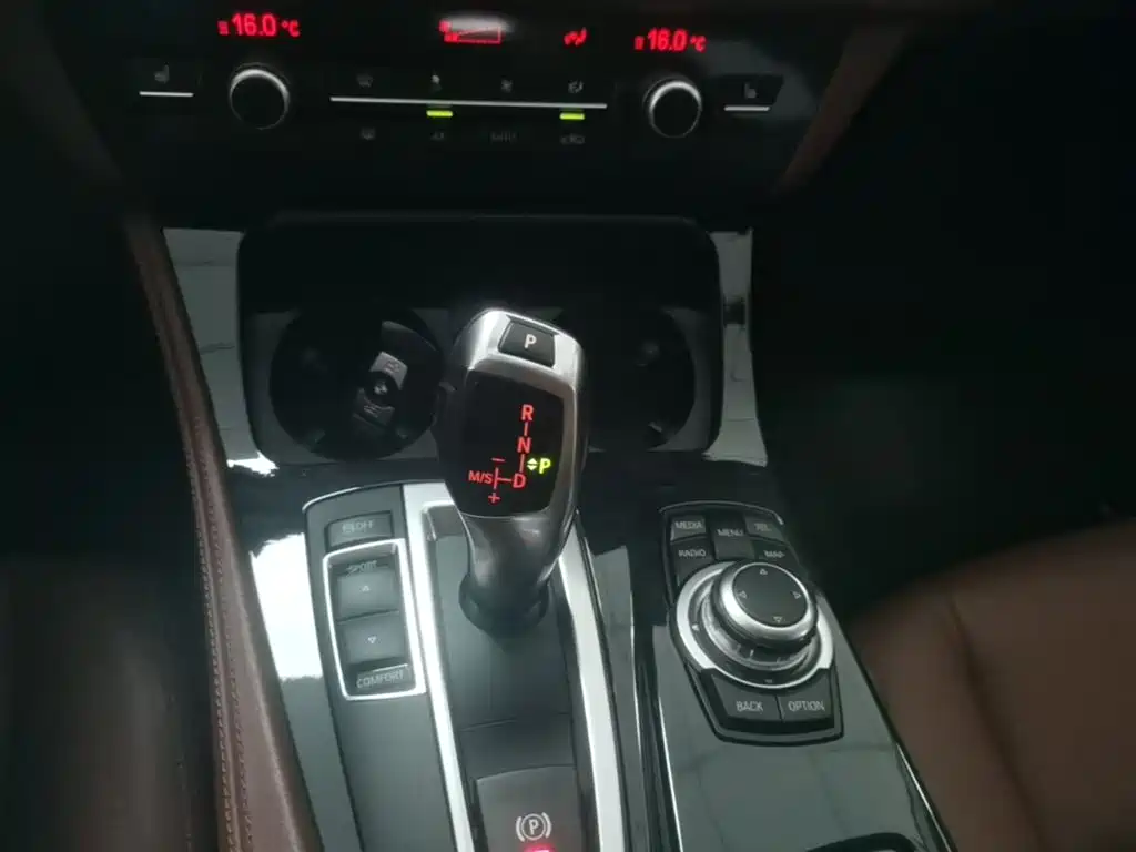 BMW 5 Series 2017 520Li Classic Edition фото 14