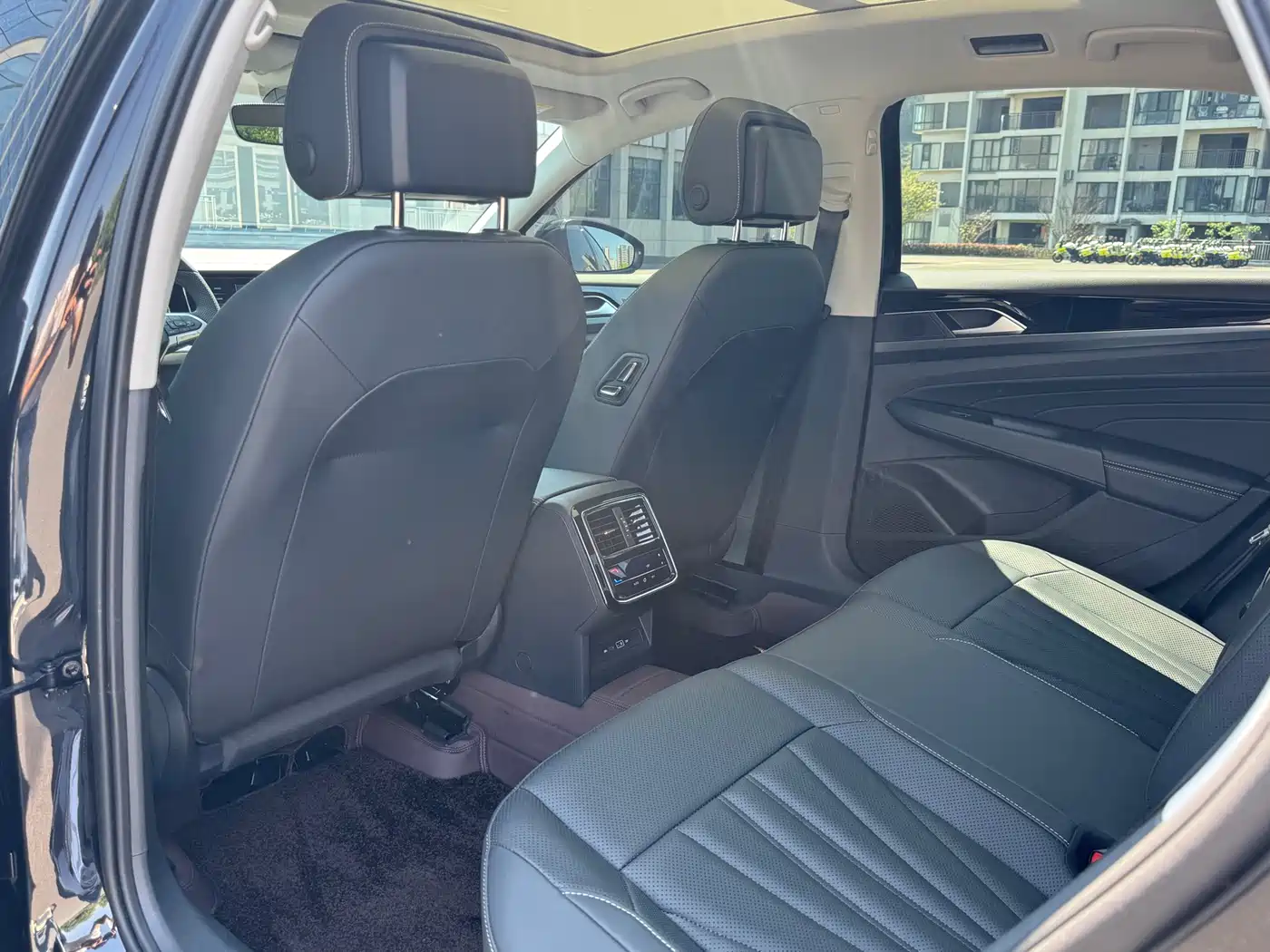 Volkswagen Passat 2025 Outstanding 330TSI Starlight Elite Edition фото 6
