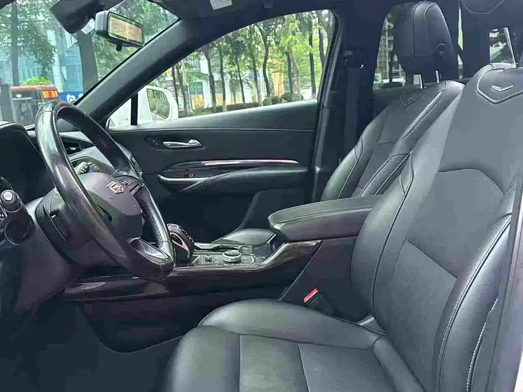 Фото 9 - Cadillac XT4