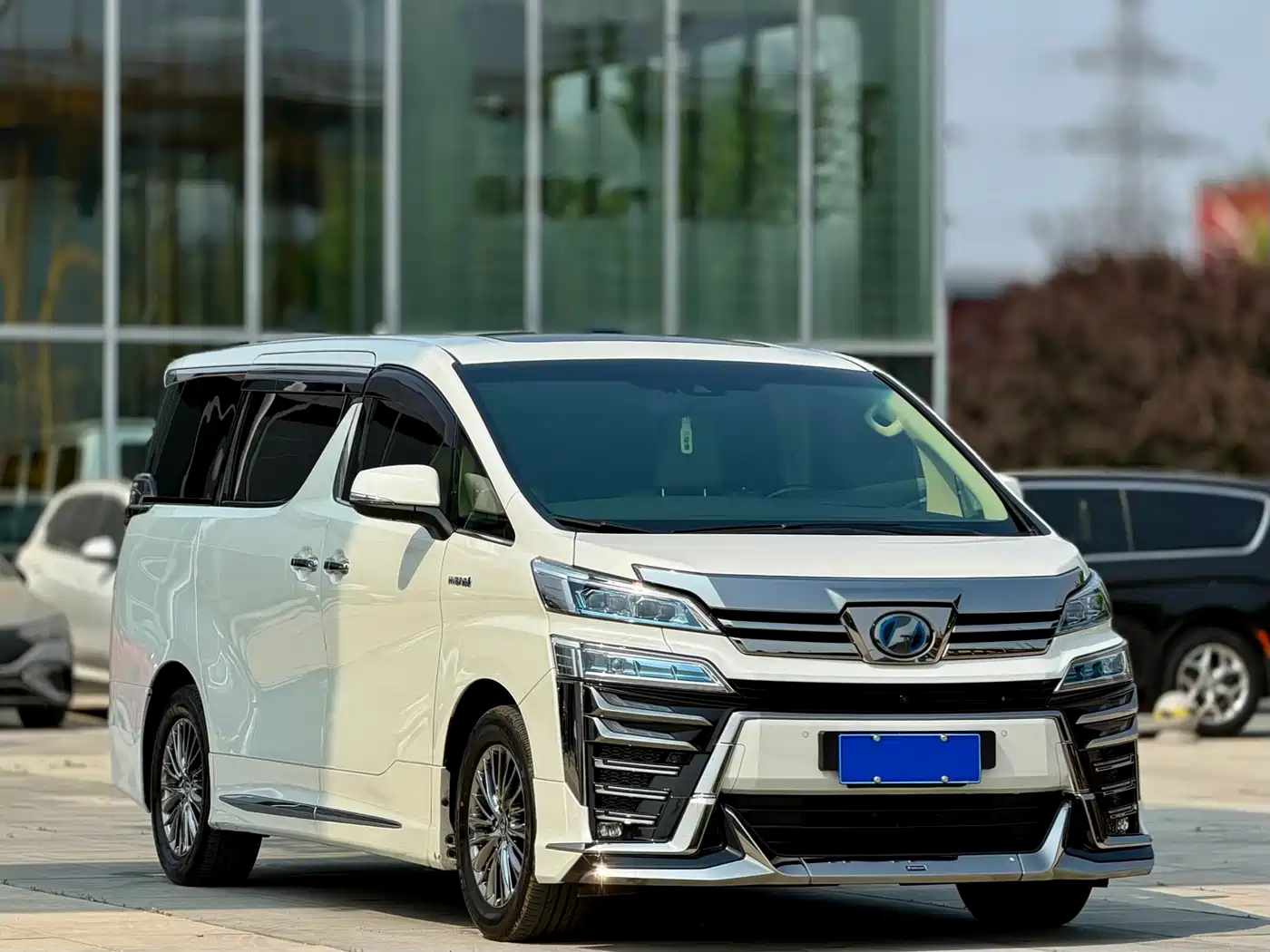 Toyota Vellfire 2021 Crown Hybrid 2.5L HV Premium Edition фото 3