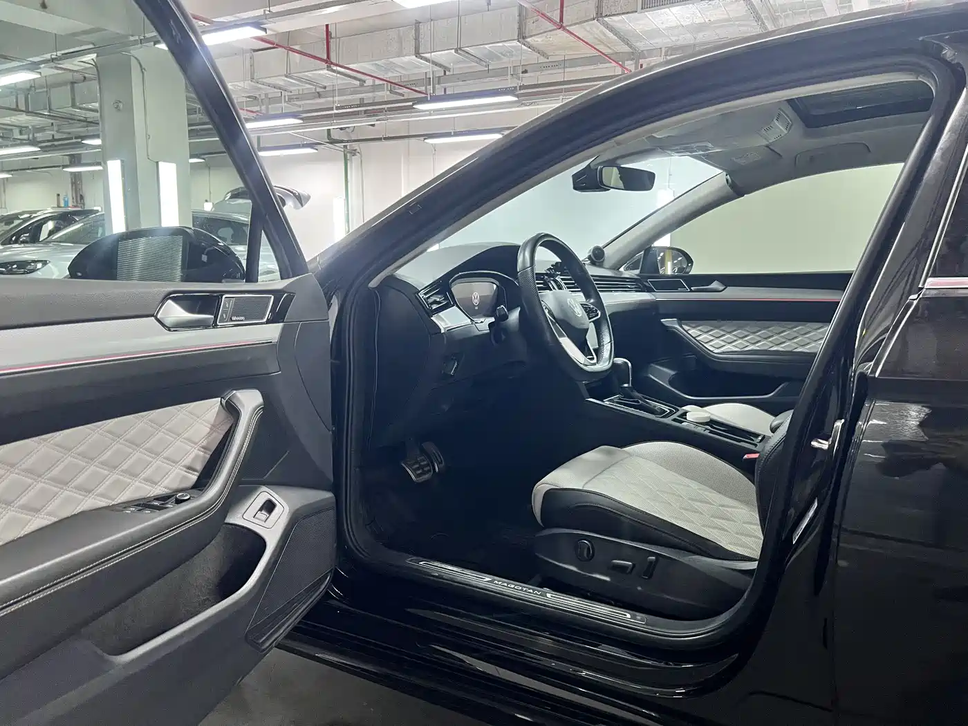 Volkswagen Magotan 2023 Model 2 Million Commemorative Edition 330TSI DSG Luxury фото 4