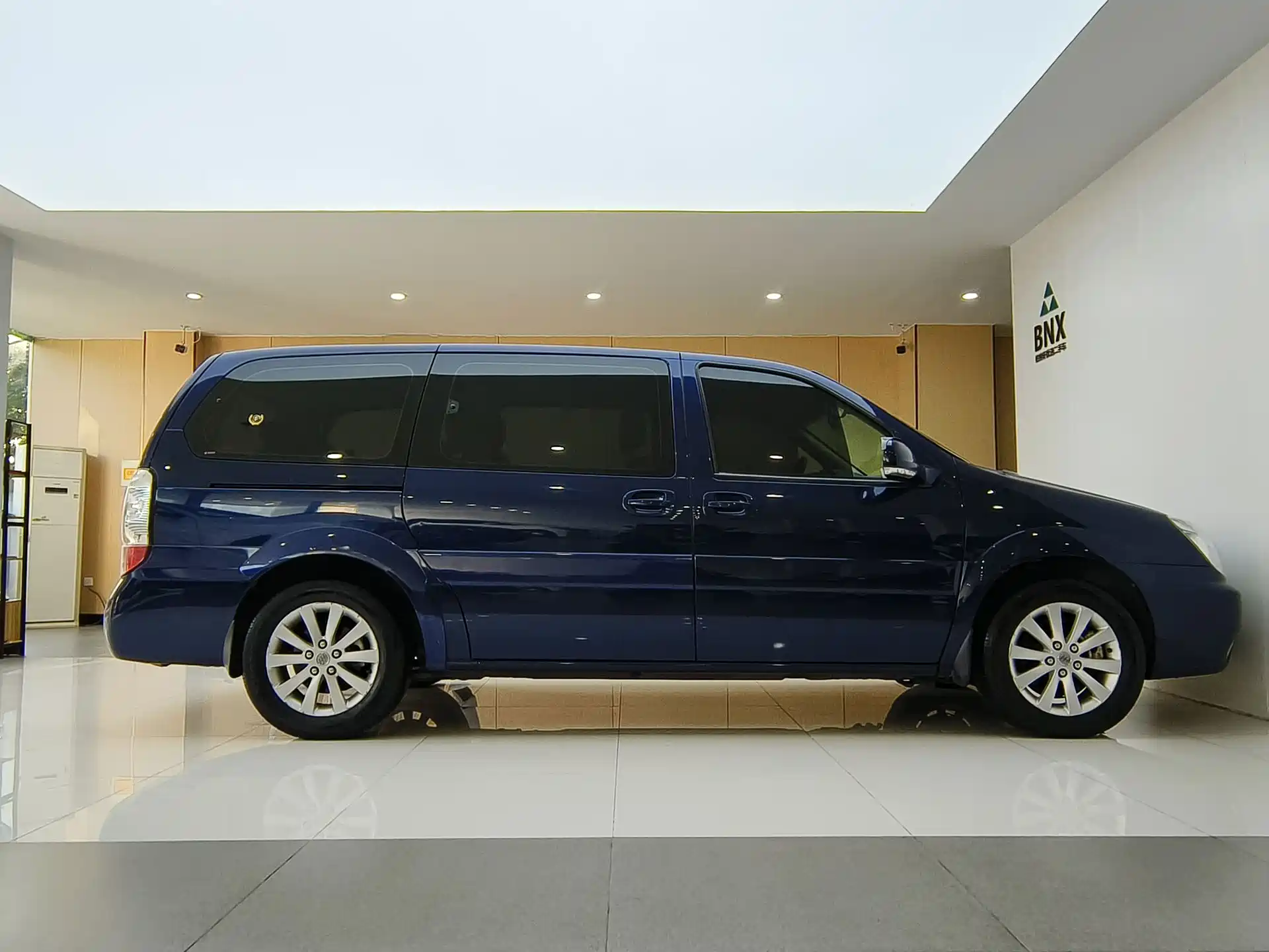 Photo 3 - Buick GL8
