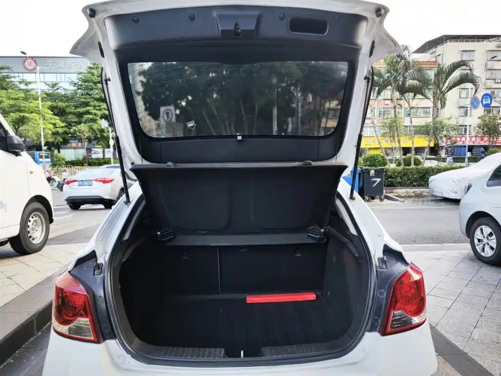 Chevrolet Cruze 2013 Hatchback 1.6L Automatic Luxury фото 7