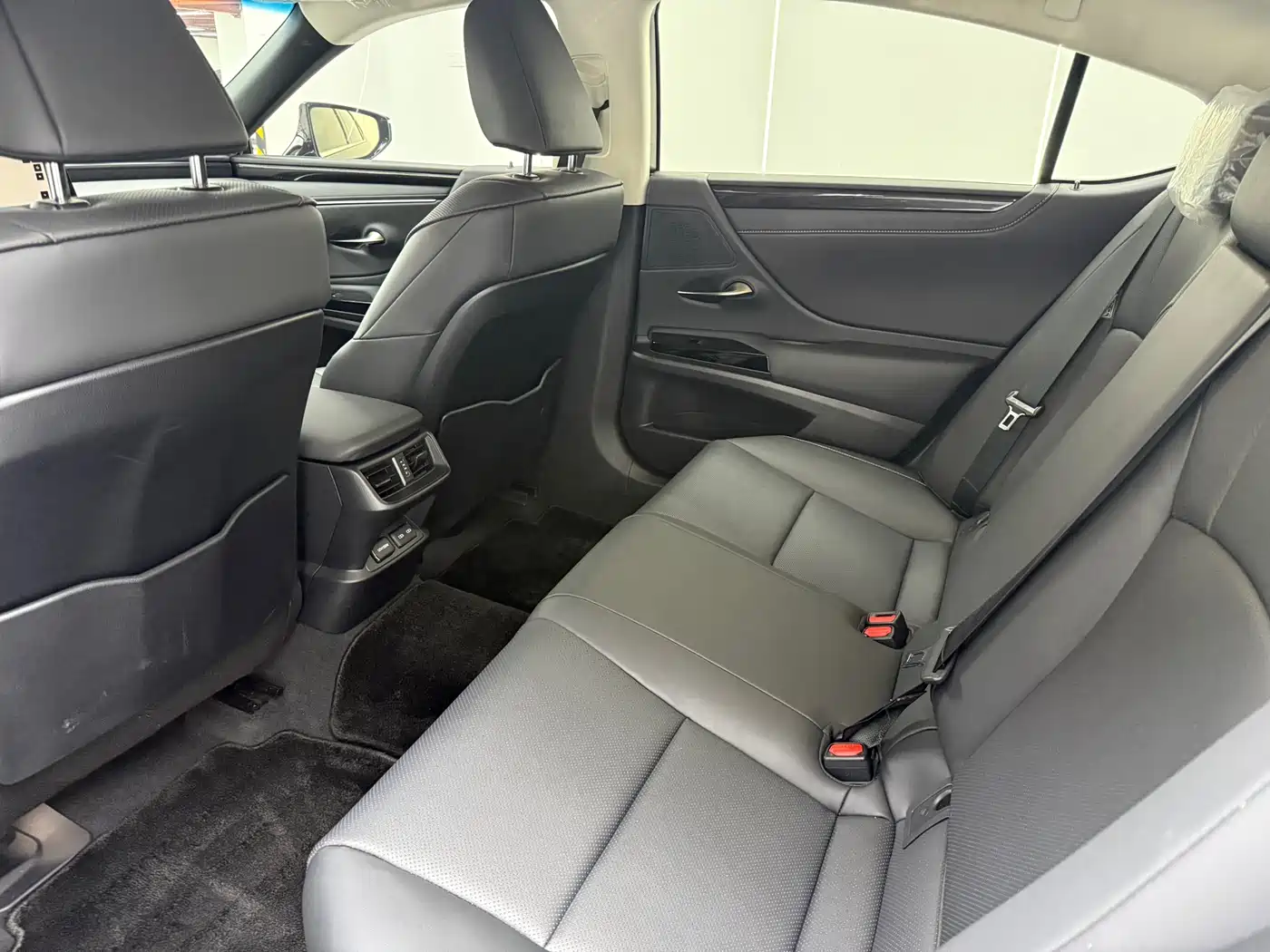Lexus ES 2022 200 Excellence Edition фото 6