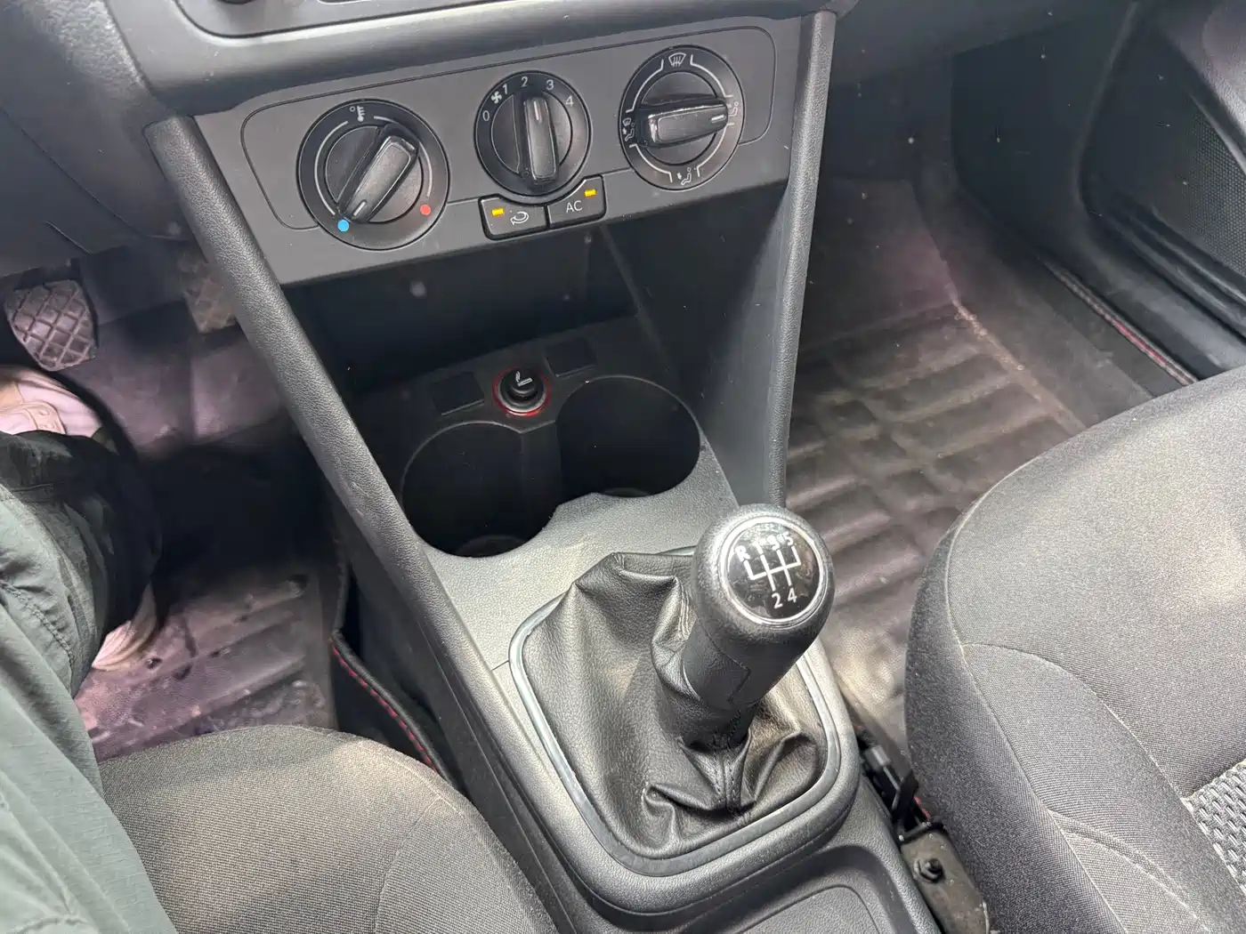 Volkswagen Polo 2013 1.4L Manual Trend Edition фото 7