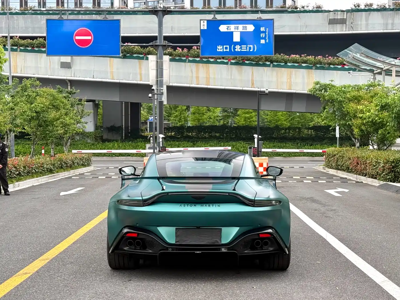 Aston Martin V8 Vantage 2022 4.0T V8 F1 Edition Coupe фото 8