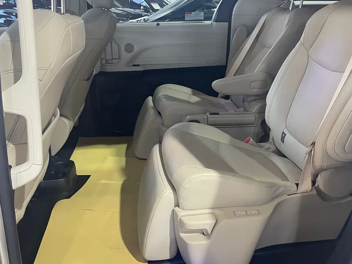Toyota Sienna 2023 2.5L Hybrid Premium Edition фото 4