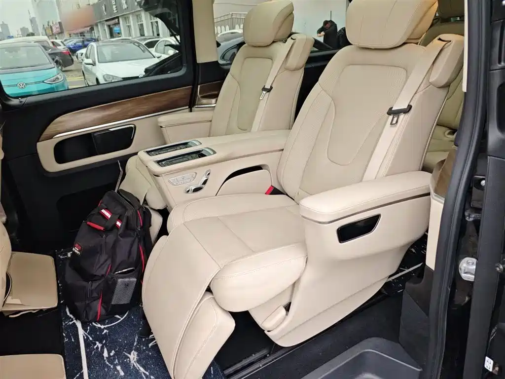 Mercedes-Benz V-Class 2021 V 260 L Long Wheelbase Premium Edition фото 13