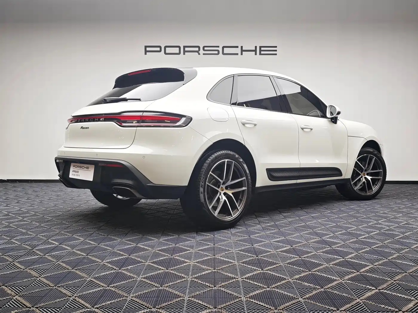 PORSCHE MACAN