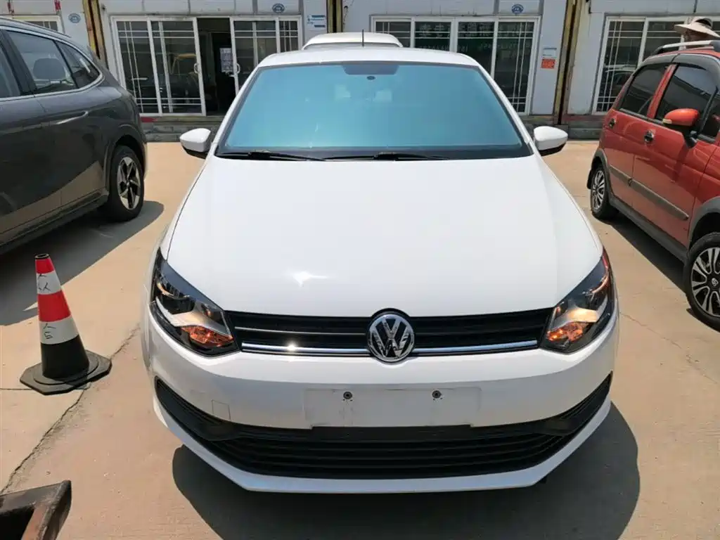 Volkswagen Polo 2014 1.4L Manual Trend Edition фото 3