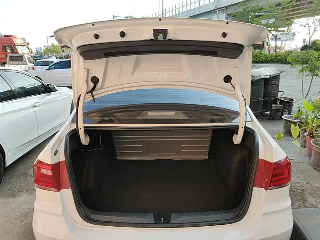 Volkswagen Santana 2016 1.4L Manual Trend Edition фото 12