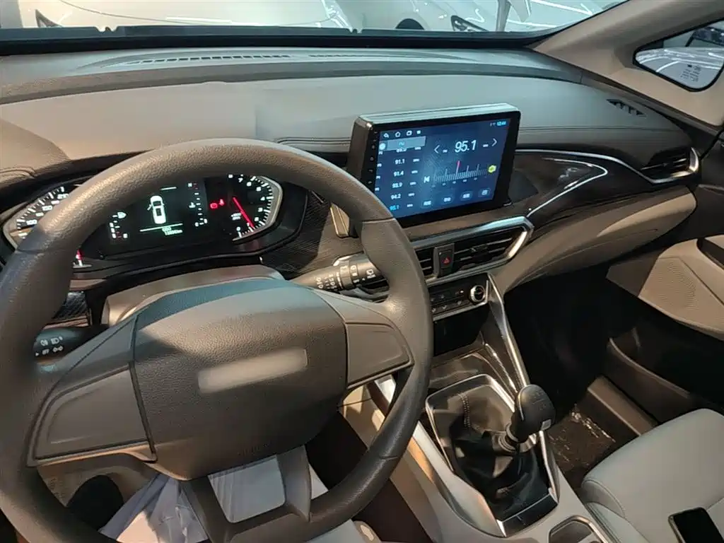 SAIC Maxus Maxus G50 2023 Model 1.5T Manual Joyride A фото 10