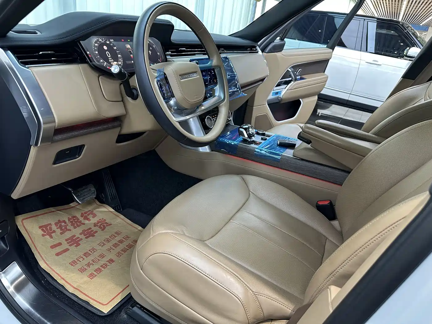 Land Rover Range Rover 2023 3.0 L6 400PS Golden Age 7-Seater Long Wheelbase фото 9