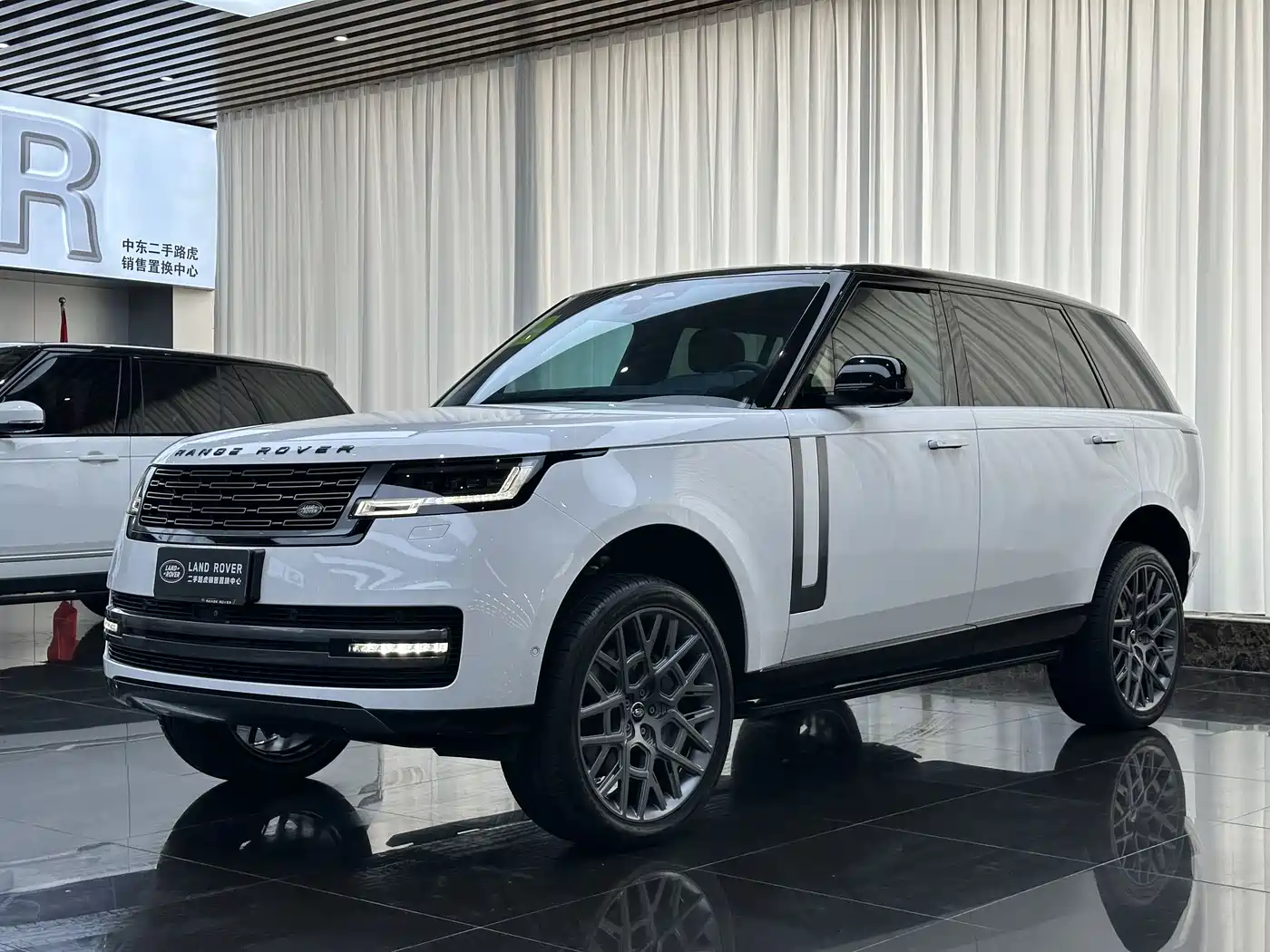 Land Rover Range Rover 2023 3.0 L6 400PS Golden Age 7-Seater Long Wheelbase