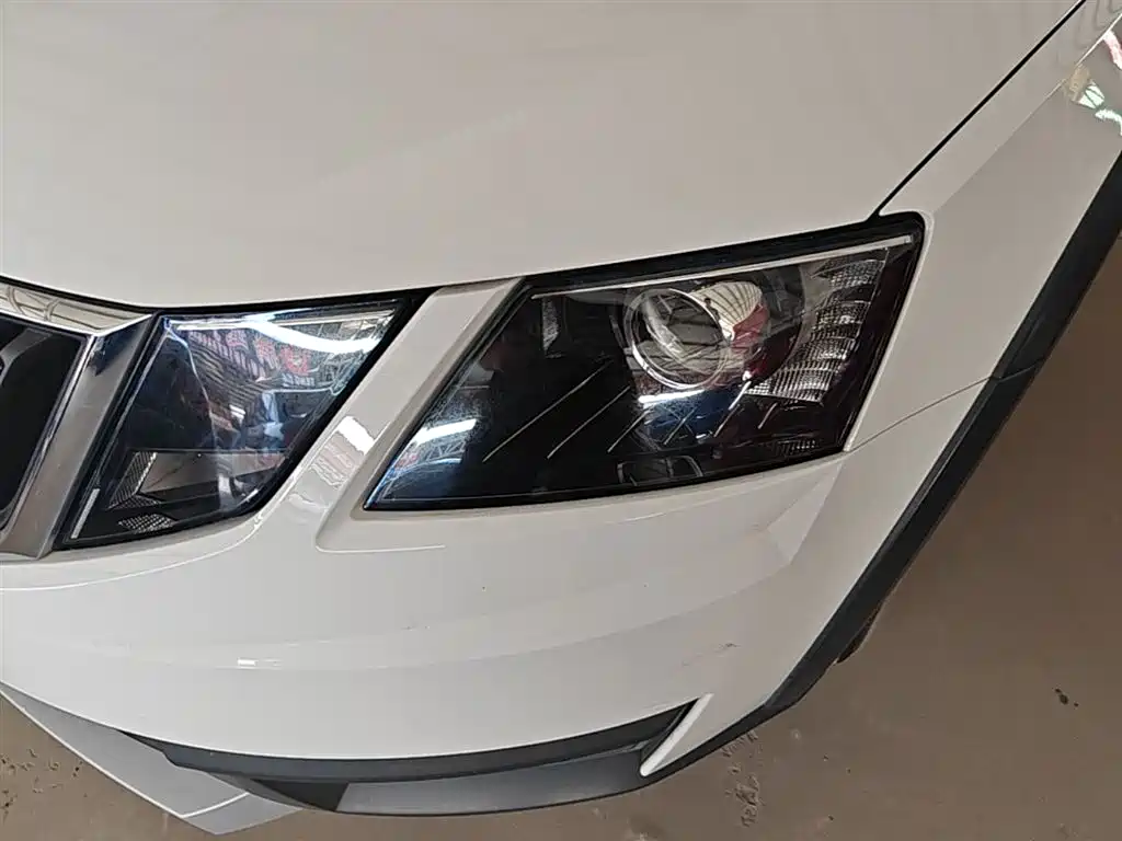 Škoda Octavia 2018 Model Wagon TSI230 DSG Comfort Edition фото 24