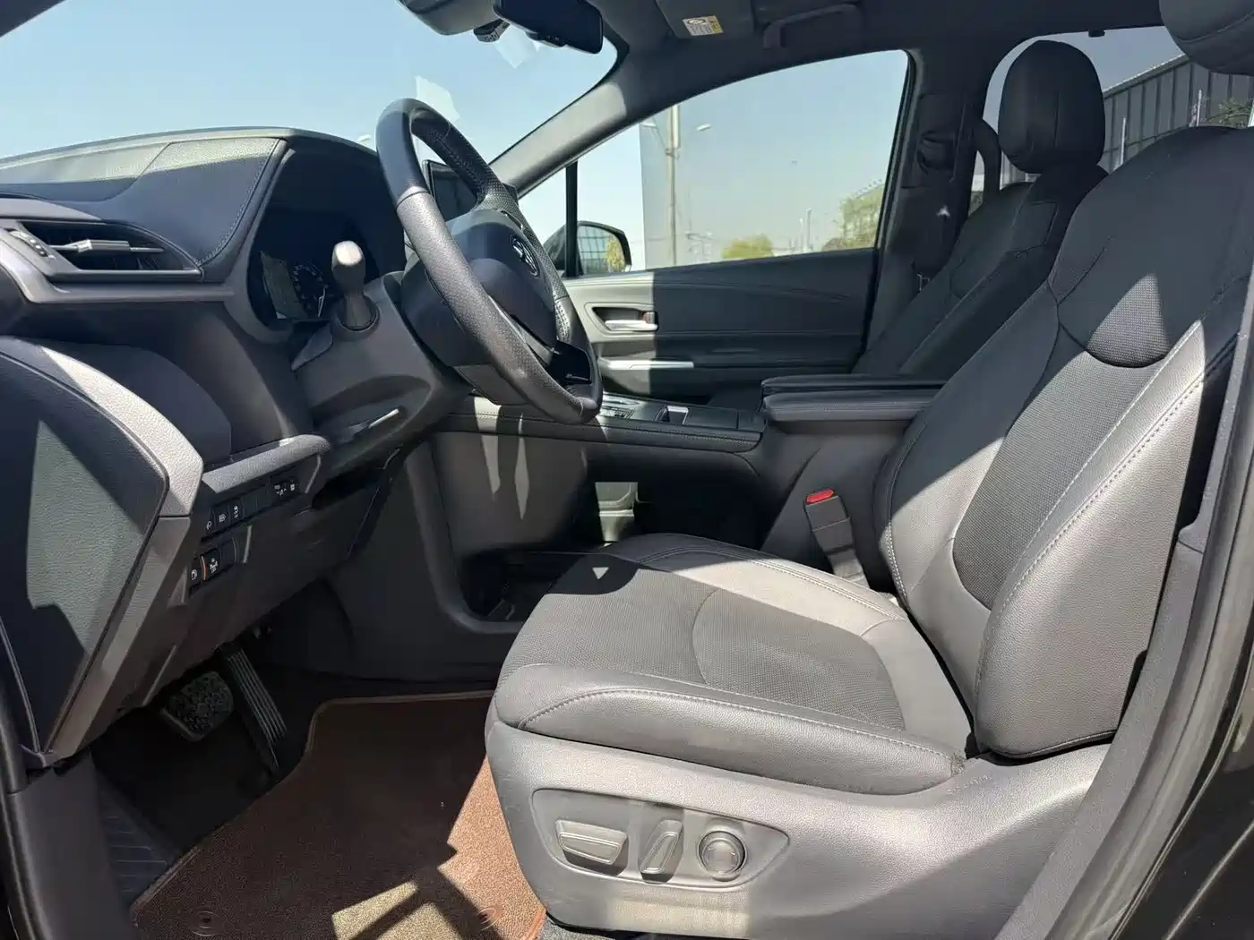 Toyota Sienna 2021 2.5L Hybrid Premium Edition фото 8