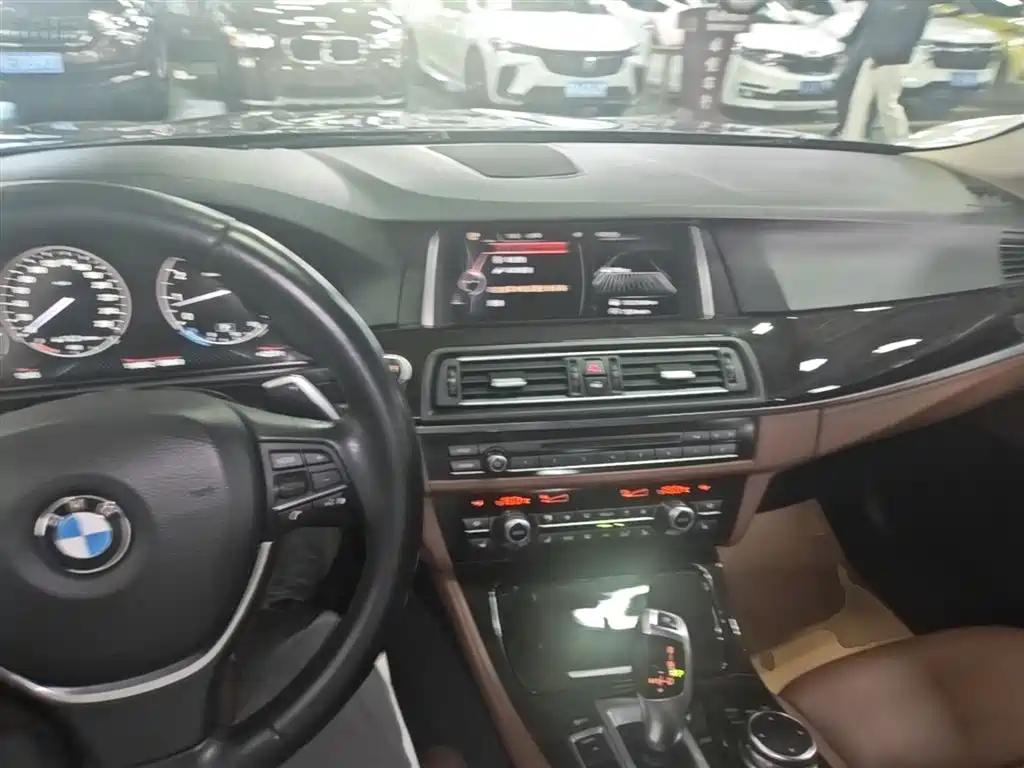 BMW 5 Series 2014 535Li Leadership фото 10