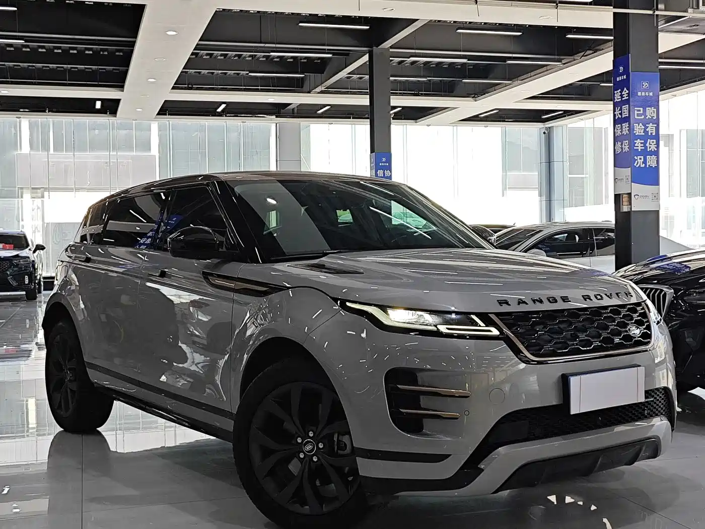 Land Rover Range Rover Evoque 2023 Range Rover Evoque L 249PS Corinthian Bronze Special Edition фото 3